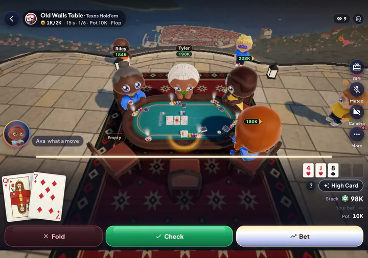 Masa en un teléfono plegable: amigos jugando Texas Hold’em en una terraza sobre una ciudad amurallada junto al mar