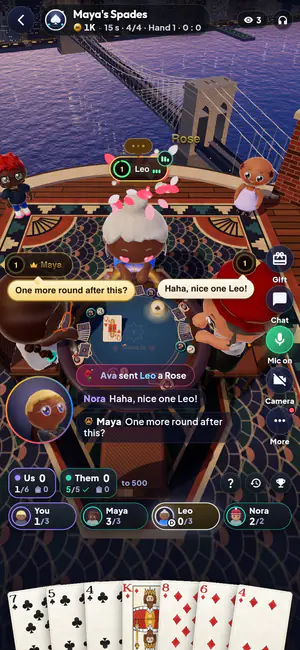 Amigos jugando Spades en una azotea de Nueva York en Masa: uno habla por chat de voz, otra le manda una rosa y aparecen burbujas de chat sobre la mesa
